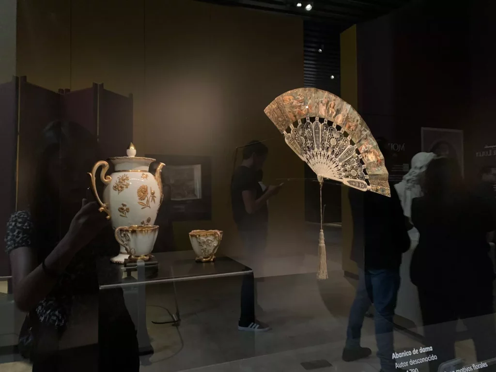 Escritorios, sillones, relojes antiguos, faldas, sombreros, calzado y vestidos confeccionados a mano, también forman parte del atractivo museístico.