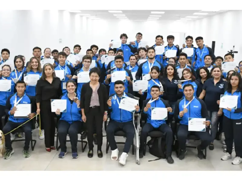 Entrega la Rectora María Lilia Cedillo Ramírez becas a medallistas de la Universiada Nacional 2023