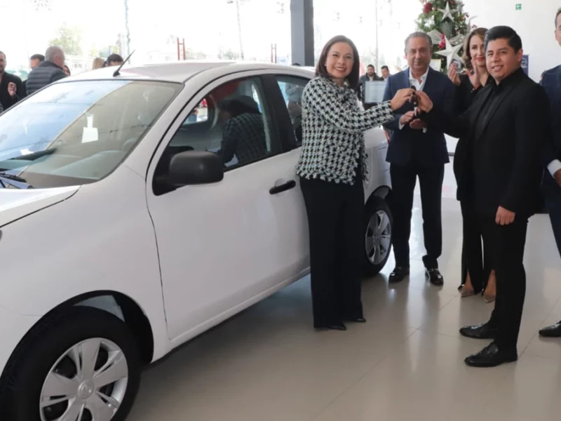 Entrega Gaby Bonilla premio a ganadores de Sorteo para la Asistencia Social