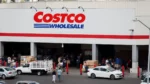 Colombianos roban reloj a punta de pistola a una familia en el estacionamiento de Costco 