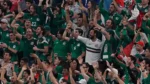 Aficionados de la Selección Mexicana realizando el grito homofóbico en un partido.