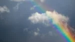 Arcoíris proyectado en las nubes.