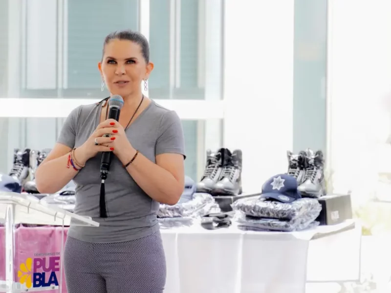 Norma Layón entrega 310 paquetes de uniformes a policías activos de Texmelucan