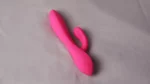 Dildo de silicona de color rosa.
