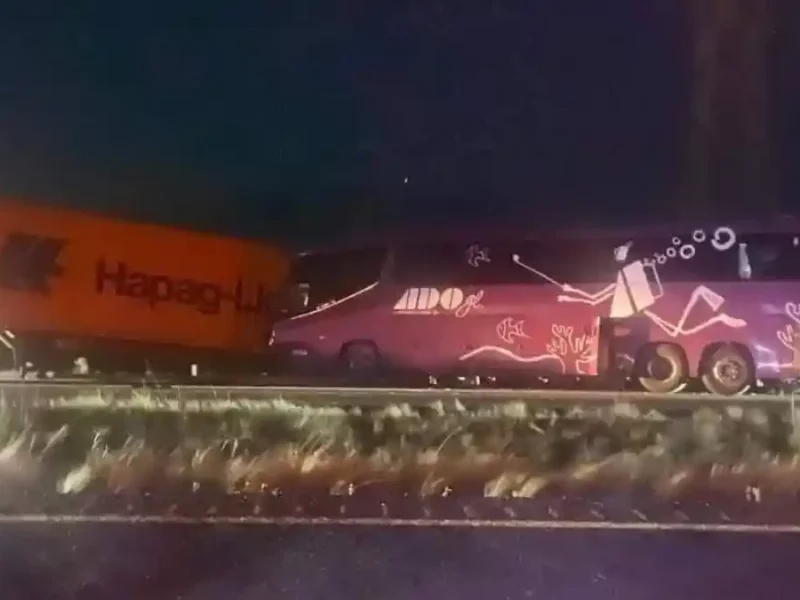 Choque entre un autobús ADO y un tráiler en la Amozoc-Perote deja 7 muertos.