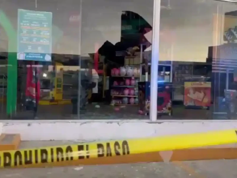 Otra vez delincuentes dan cristalazo en Juguetron de Huexotitla.