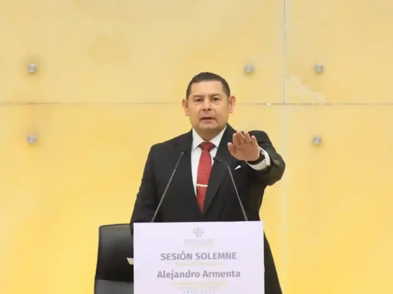 Alejandro Armenta rinde protesta como gobernador de Puebla ante el Congreso de Puebla.