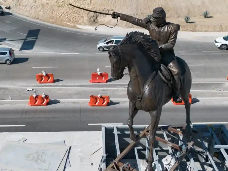Escultura de Ignacio Zaragoza instalada en el camellón del Distribuidor Vial Periférico.