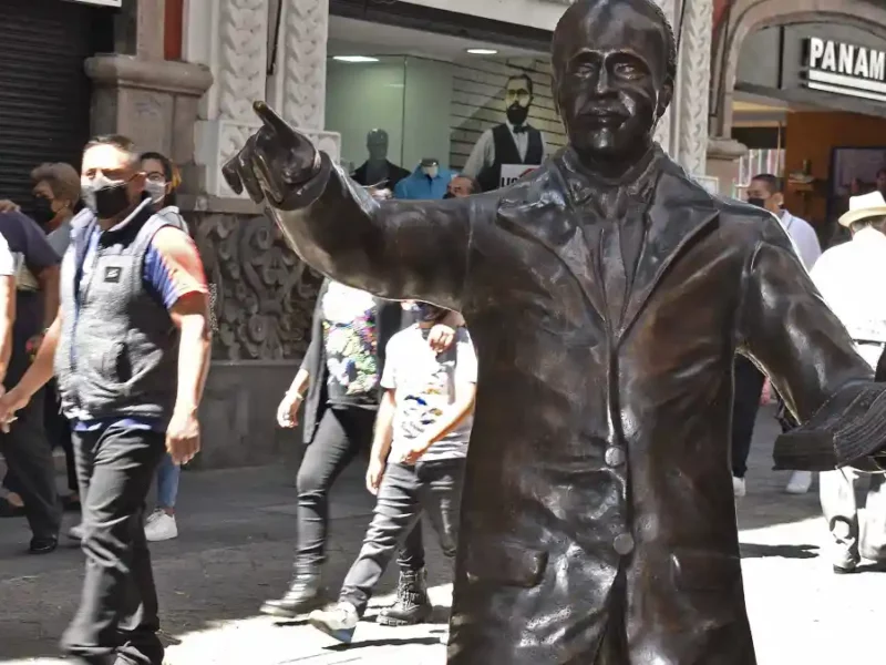 Roban el libro de la escultura de Hugo Leicht en la 5 de mayo.