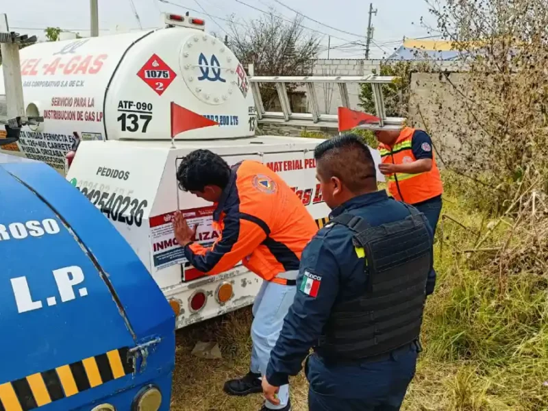 Elementos de la SSC inmovilizando pipas de gas LP que intercambiaban gas de manera irregular.