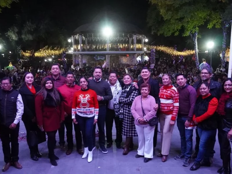 Mateo Hernández da inicio a la Navidad en Tecamachalco con el encendido del árbol