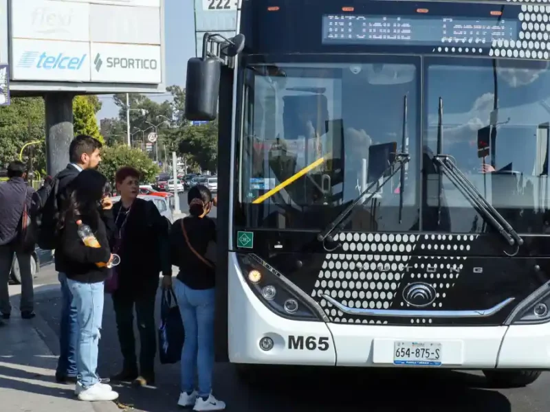 Usuarios abordando una unidad de la línea 4 del RUTA.