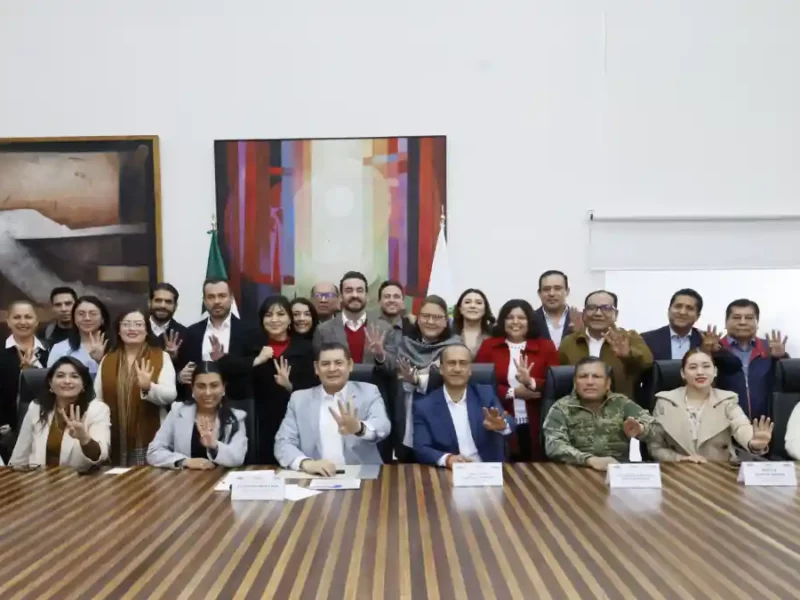 Alejandro Armenta en una reunión con diputados federales.