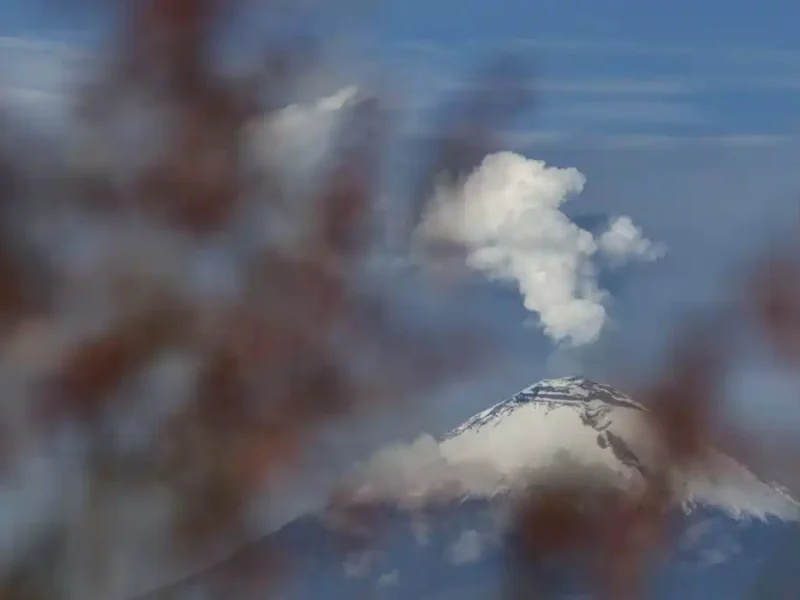 Volcán Popocatépetl nevado por la baja temperatura registrada en Puebla.