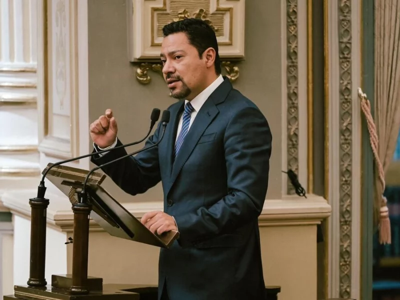 Villegas presenta reforma para garantizar en derecho al agua en Puebla