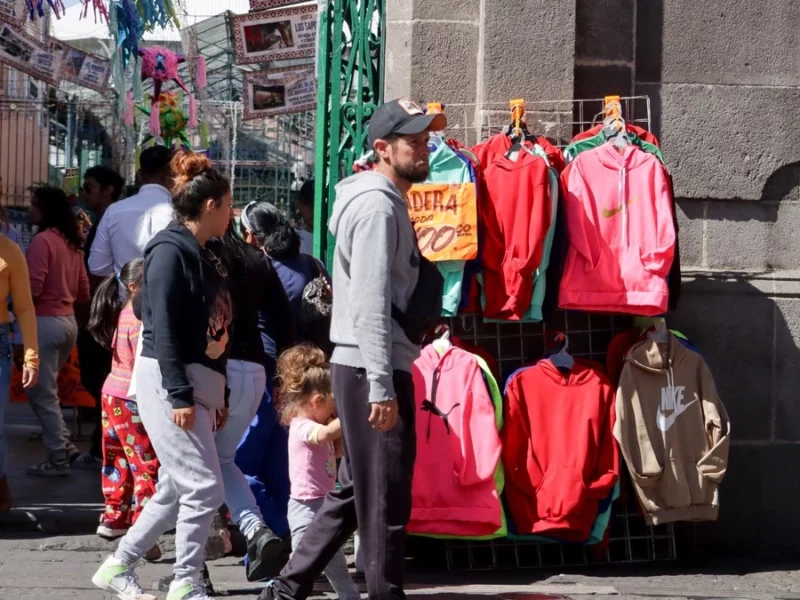 Los ambulantes se mantienen en el Centro Histórico; ciudadanos reportan fuerte olor a marihuana  