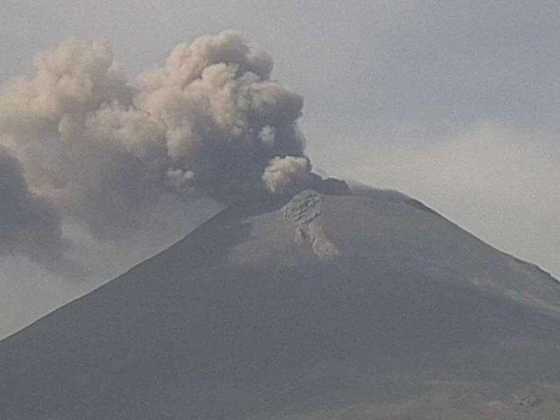 Intensa actividad del Popocatépetl provoca caída de ceniza en Puebla