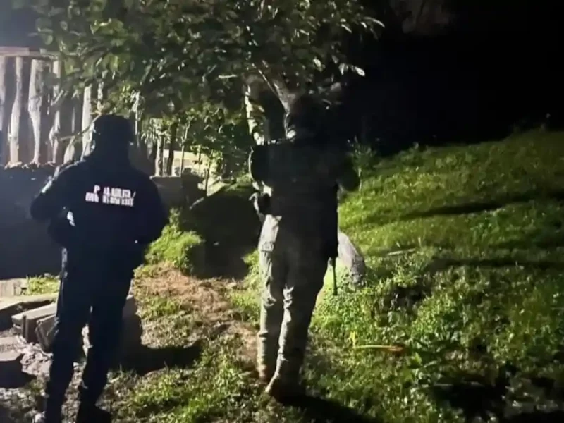 Asesinan a una mujer mientras cocinaba en su casa en Zacapoaxtla.