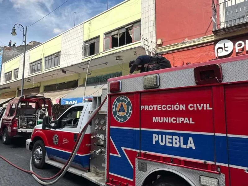 Incendio en pleno Centro Histórico de Puebla consume departamento 