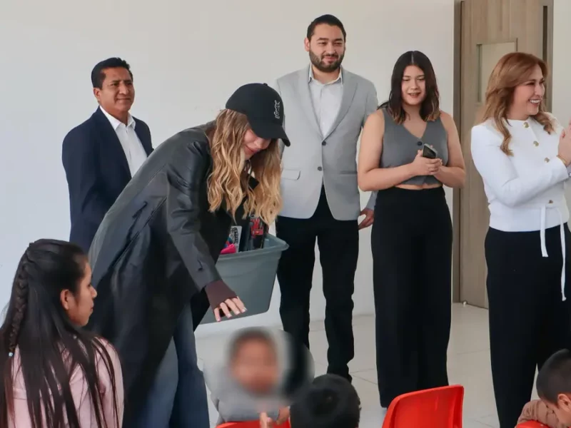 Ceci Arellano y Belinda entregan juguetes a los niños del SEDIF  