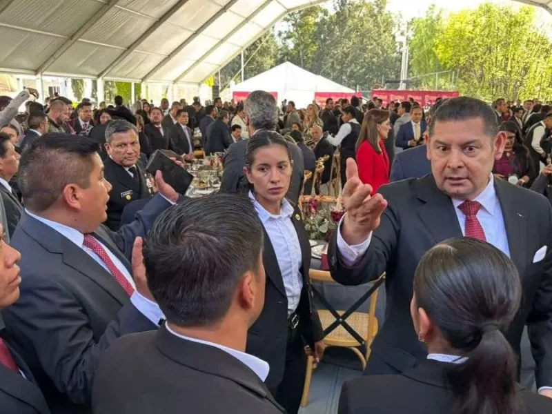 Mateo Hernández asiste a la toma de protesta del gobernador Alejandro Armenta