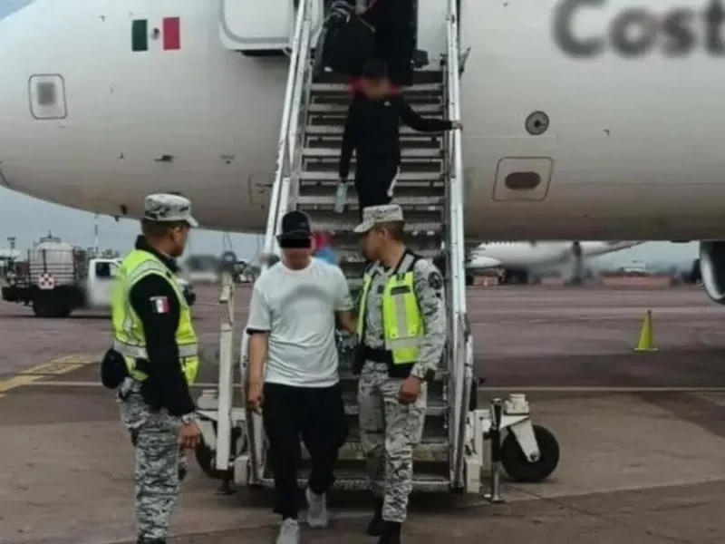¡Pánico a bordo! Pasajero intenta desviar vuelo de Volaris, ¿qué pasó? 