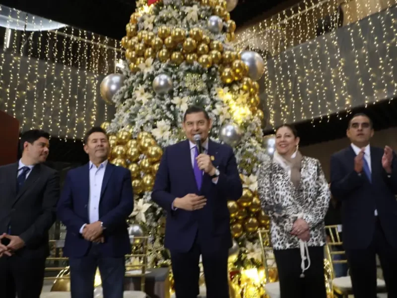 Asiste gobernador con diputados al encendido del Árbol Navideño en la nueva sede del Congreso