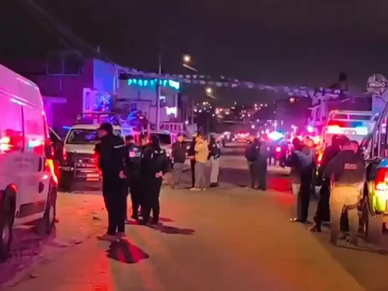 Policías y patrullas que participaron en el decomiso de mercancía en La Resurrección.