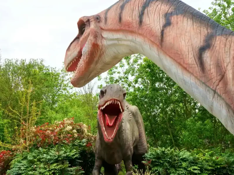 Dinosaurios animatrónicos como los que tiene el parque Huerta Dinosaurio ubicado en Puebla.