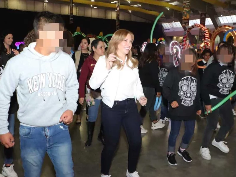 Convive Ceci Arellano con jóvenes de Casa del Adolescente en el Festival Navideño