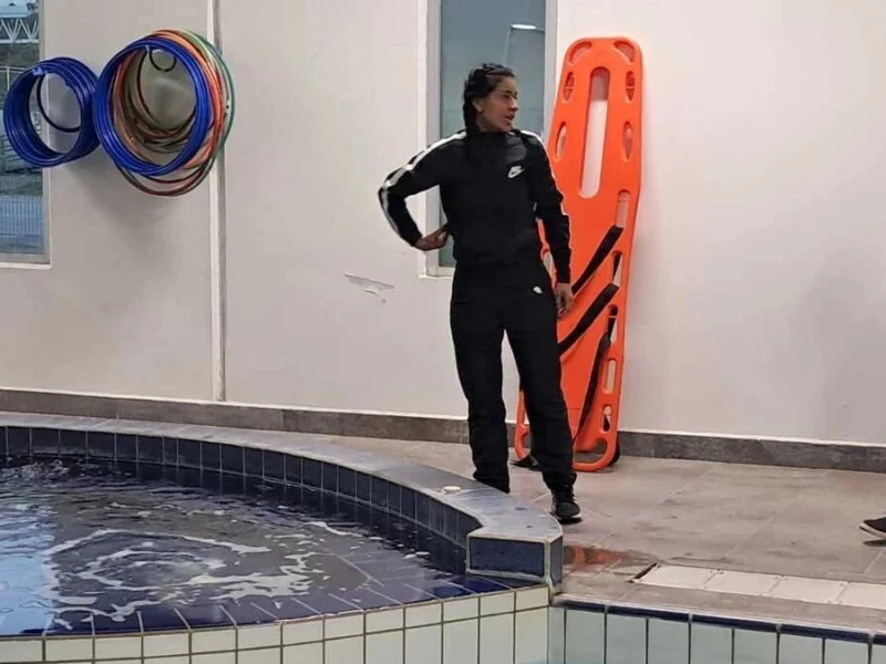 Gaby “La Bonita“ Sánchez supervisa trabajos de mantenimiento en polideportivos