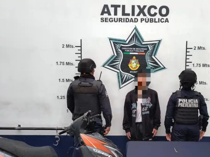 Policías detienen a tres ladrones de motocicletas en Atlixco.