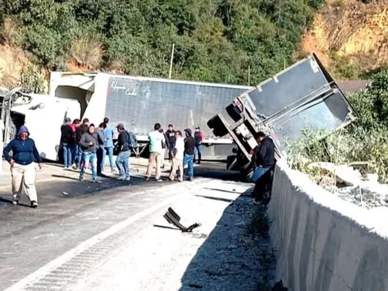 Choque entre tráileres provoca cierre total en la Puebla-Orizaba  