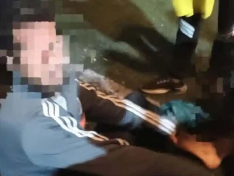 Hombre lesionado en una partido de fútbol en las canchas de Xonaca, en Puebla.