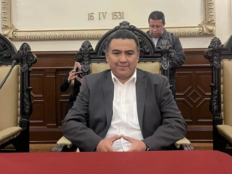 Regidor poblano justifica viaje a Nueva York, argumenta reunión con migrantes