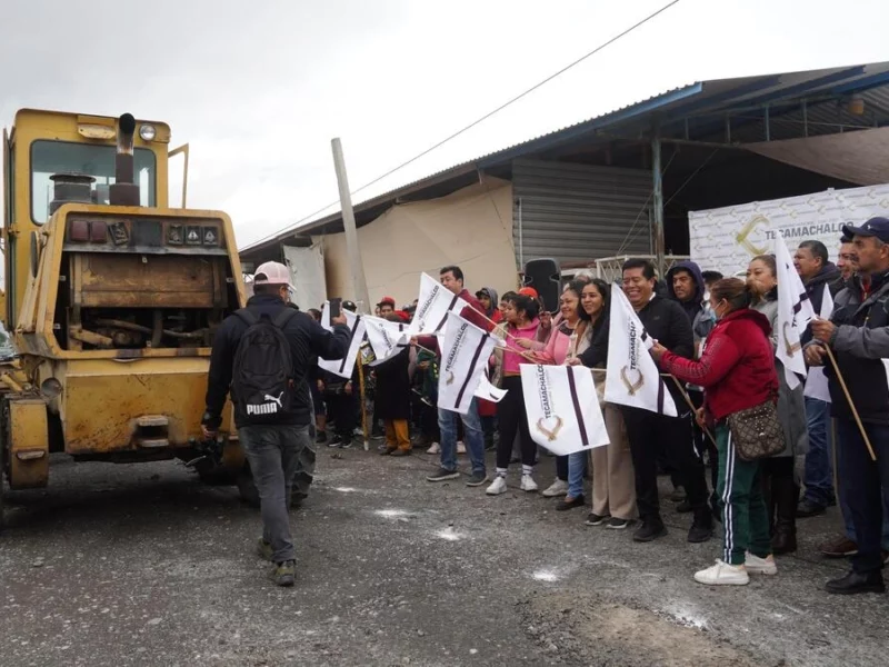 Mateo Hernández da inicio al adoquinamiento en el barrio de San Juan en Tecamachalco