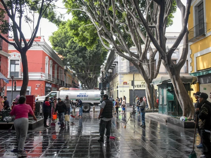 Ambulantes lavan las calles del Centro Histórico tras fin de temporada 