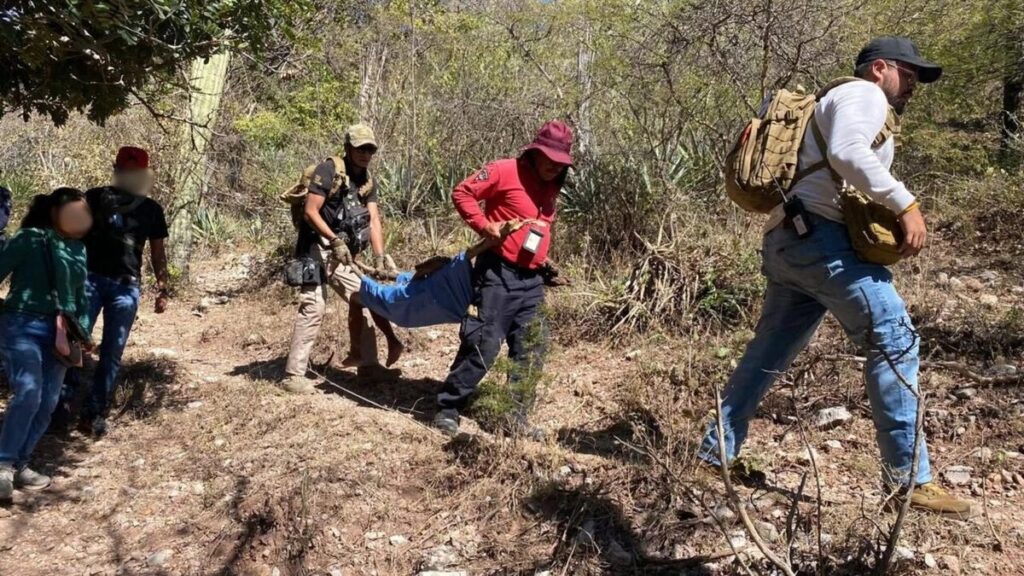 Gracias a un operativo de búsqueda, rescataron en una barranca de Xochiltepec a una abuelita. 