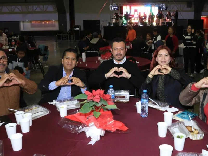 Familias poblanas disfrutan de cena de fin de año organizada por Gobierno del Estado