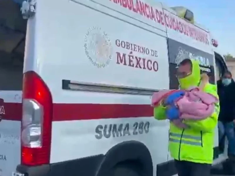 ¡Se adelantó la cigüeña! Mujer da a luz en la terminal de autobuses Puebla-Cholula 