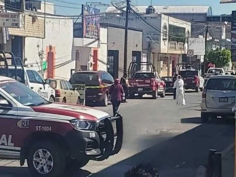 Abandonan vehículo con un cuerpo en el centro de Tepeaca