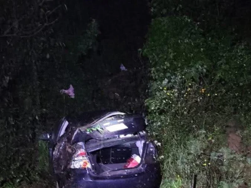 Familia sobrevive tras caer con su automóvil al fondo de un barranco en Teziutlán 