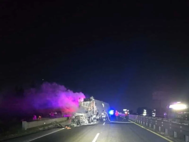 Cierran la autopista Puebla-Orizaba por incendio de tráiler