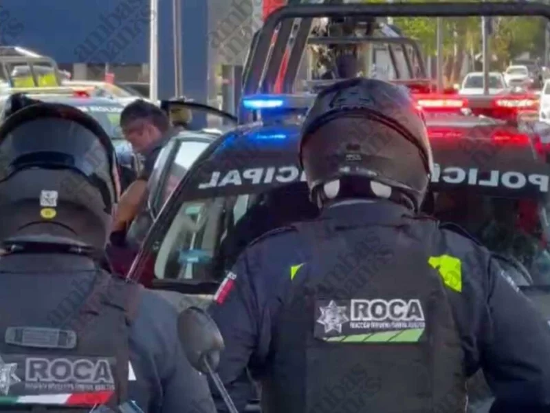 Detienen a dos hombres con 5 armas de fuego en la Avenida Juárez