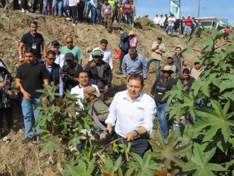 Alejandro Armenta realiza quinta faena comunitaria en dren de Valsequillo.