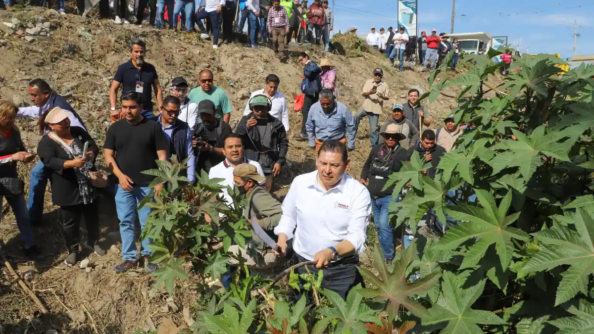 Alejandro Armenta realiza quinta faena comunitaria en dren de Valsequillo.