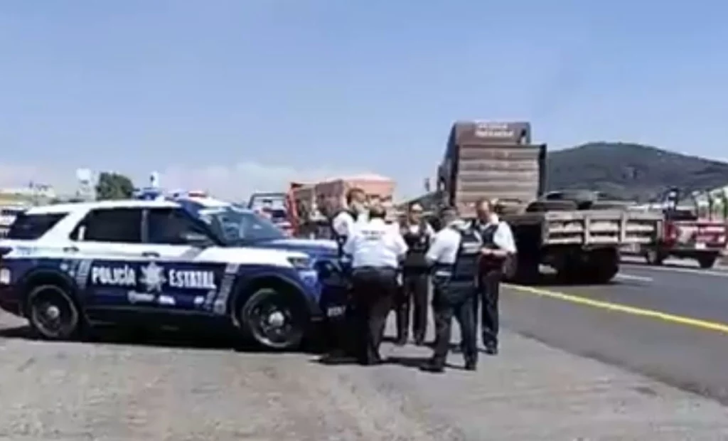 La tarde de este jueves, fuerzas de seguridad desplegaron un fuerte operativo en el kilómetro 18 de la autopista Puebla-Atlixco tras el reporte de personas armadas.