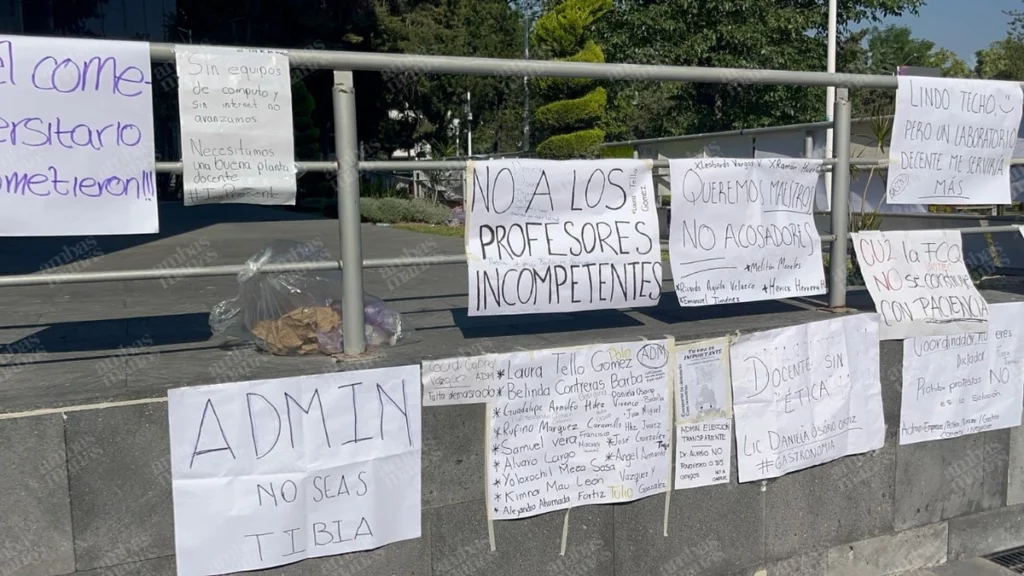 El principal ingreso es por la puerta 14, donde permanecen alrededor de 30 jóvenes con agua y comida como cereal, gelatina y agua. 