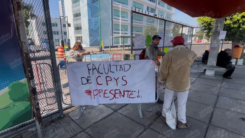  Los estudiantes de la BUAP llevan a cabo la toma de instalaciones y exigen hablar con la rectora.   