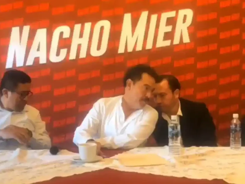 Con su hijo diputado a un lado, Nacho Mier dice que hay que castigar el nepotismo.